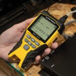 Klein Tools VDV Scout Pro 3 Prüfgerät mit Test- und Map-Remote, Locator-Remotes und Tragetasche.