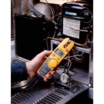 Fluke T5-1000 Spannungs- und Durchgangstester mit feststehender Messzange und montierten Messleitungen.