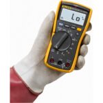 Fluke 117 Digital-Multimeter in Grau und Gelb mit Messleitungen und Drehschalter für Spannung, Strom und Widerstand