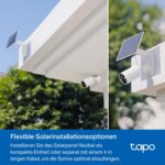 Tapo C410 KIT mit weisser Akkukamera und angeschlossenem Solarpanel A201 an einer Hauswand