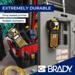 Brady M210 Etikettendrucker mit ABC-Tastatur, LCD-Anzeige und eingelegter Etikettenpatrone.
