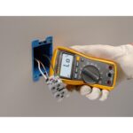Fluke 117 Digital-Multimeter in Grau und Gelb mit Messleitungen und Drehschalter für Spannung, Strom und Widerstand