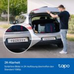 Tapo C410 KIT mit weisser Akkukamera und angeschlossenem Solarpanel A201 an einer Hauswand