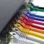 Zehn orange Cat.7 Netzwerkkabel mit je 2 Metern Länge und RJ45-Steckern