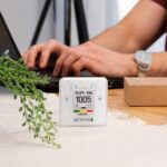 Aranet4 Home CO2-Messgerät mit E-Tinten-Display, das CO2-Wert, Temperatur und Luftfeuchtigkeit anzeigt.