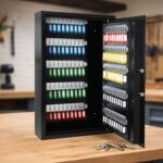 Schwarzer HMF Schlüsseltresor 2100-02 mit elektronischem Zahlenschloss und Hakenleisten für 100 Schlüssel.