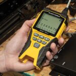Klein Tools VDV Scout Pro 3 Prüfgerät mit Test- und Map-Remote, Locator-Remotes und Tragetasche.
