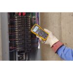 Fluke 117 Digital-Multimeter in Grau und Gelb mit Messleitungen und Drehschalter für Spannung, Strom und Widerstand