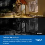 Tapo C410 KIT mit weisser Akkukamera und angeschlossenem Solarpanel A201 an einer Hauswand