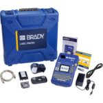 Brady M210 Etikettendrucker mit ABC-Tastatur, LCD-Anzeige und eingelegter Etikettenpatrone.