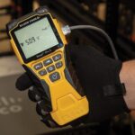 Klein Tools VDV Scout Pro 3 Prüfgerät mit Test- und Map-Remote, Locator-Remotes und Tragetasche.