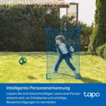 Tapo C410 KIT mit weisser Akkukamera und angeschlossenem Solarpanel A201 an einer Hauswand