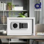 Deuba Möbeltresor in Silber mit elektronischem Zahlenschloss und geöffneter Stahltür