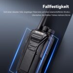 Sechs schwarze Retevis RT27 Handfunkgeräte mit Gürtelclips neben dem Sechs-Wege-Ladegerät.