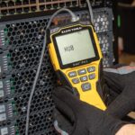 Klein Tools VDV Scout Pro 3 Prüfgerät mit Test- und Map-Remote, Locator-Remotes und Tragetasche.