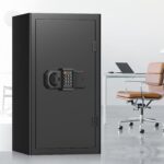 Schwarzer Tiskgg Standtresor mit 85 Liter, beleuchtete Tastatur des Zahlenschlosses und Drehknauf, geöffnete Tür mit herausnehmbarem Regal