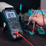 VENLAB VM600A Digital-Multimeter in Blau mit Messleitungen, Thermoelement und faltbarem Ständer