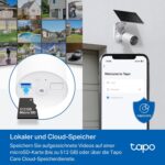 Tapo C410 KIT mit weisser Akkukamera und angeschlossenem Solarpanel A201 an einer Hauswand