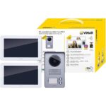 VIMAR K40915 Set mit weisser 7-Zoll-Touchscreen-Innenstation, grauem Klingeltableau mit Regenschutzrahmen und Netzteil mit Wechselsteckern.