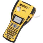 Brady M210 Etikettendrucker mit ABC-Tastatur, LCD-Anzeige und eingelegter Etikettenpatrone.