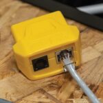 Klein Tools VDV Scout Pro 3 Prüfgerät mit Test- und Map-Remote, Locator-Remotes und Tragetasche.