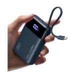 INIU P51L Powerbank 20000 mAh in Schwarz mit integriertem USB-C-Kabel und Prozentanzeige