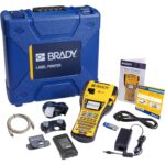 Brady M210 Etikettendrucker mit ABC-Tastatur, LCD-Anzeige und eingelegter Etikettenpatrone.