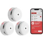 Sechs weisse X-Sense XS01-WX WLAN-Rauchmelder mit runder Testtaste in der Mitte