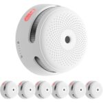Weisser Rauchmelder X-Sense XS01-M neben der flachen quadratischen Basisstation SBS50 des Sets FS61.