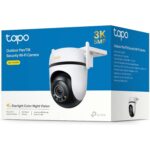 TP-Link Tapo C530WS Schwenk-Neige-Aussenkamera in Weiss mit zwei Antennen und Scheinwerfern