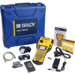 Brady M210 Etikettendrucker mit ABC-Tastatur, LCD-Anzeige und eingelegter Etikettenpatrone.