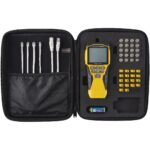 Klein Tools VDV Scout Pro 3 Prüfgerät mit Test- und Map-Remote, Locator-Remotes und Tragetasche.