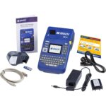 Brady M210 Etikettendrucker mit ABC-Tastatur, LCD-Anzeige und eingelegter Etikettenpatrone.