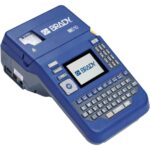 Brady M210 Etikettendrucker mit ABC-Tastatur, LCD-Anzeige und eingelegter Etikettenpatrone.