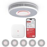 Zwölf weisse X-Sense Rauchmelder XS0B-MR121 mit der Basisstation SBS50 aus dem vernetzten Set.