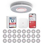 Zwölf weisse X-Sense Rauchmelder XS0B-MR121 mit der Basisstation SBS50 aus dem vernetzten Set.