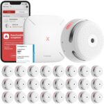 Weisser Rauchmelder X-Sense XS01-M neben der flachen quadratischen Basisstation SBS50 des Sets FS61.