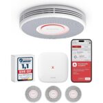 Zwölf weisse X-Sense Rauchmelder XS0B-MR121 mit der Basisstation SBS50 aus dem vernetzten Set.
