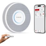 Zwölf weisse X-Sense Rauchmelder XS0B-MR121 mit der Basisstation SBS50 aus dem vernetzten Set.