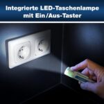 Integrierte LED-Taschenlampe des PeakTech P 1030 mit Ein-Aus-Taster leuchtet eine Steckdose an