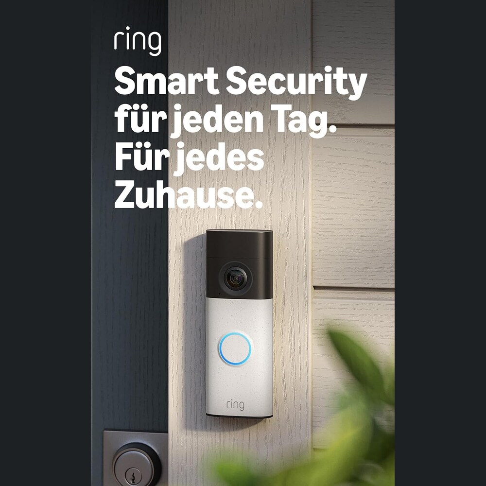 Ring Akku-Videotürklingel in Gesprenkeltes Weiss neben einer Haustür