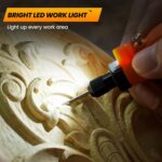 Das eingebaute LED-Licht beleuchtet eine Holzschnitzerei beim Arbeiten