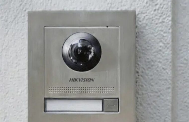 Hikvision Türstation aus Edelstahl, Aufputz montiert