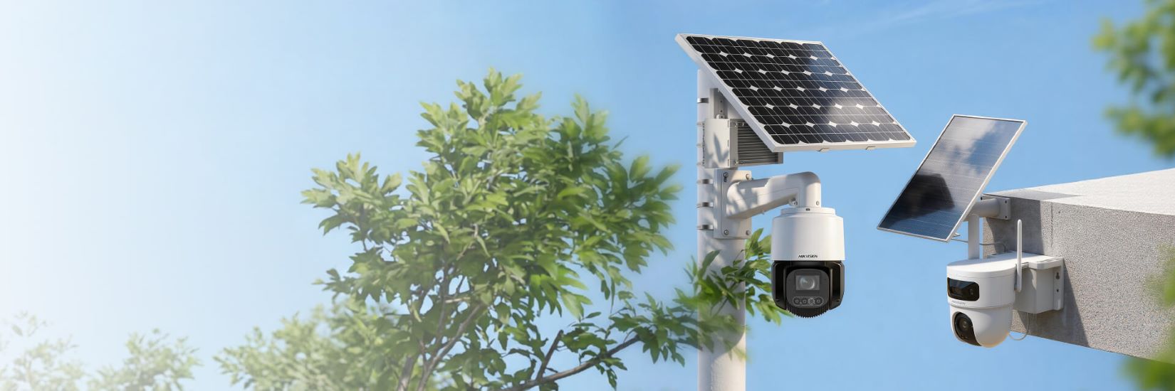 Zwei Hikvision Solarkameras vor blauem Himmel: schwenkbare Mastkamera und Wandkamera mit eigenem Solarpanel