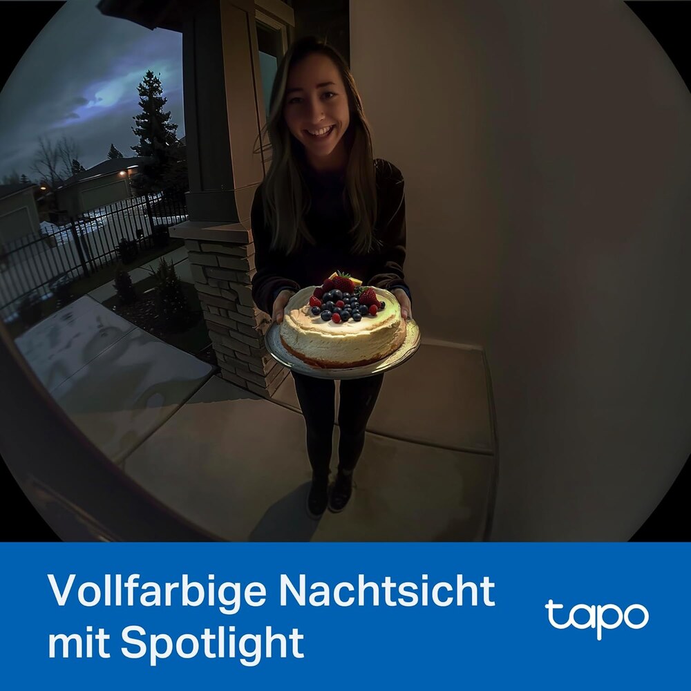 Tapo D235 mit vollfarbiger Nachtsicht und Spotlight bei einer Besucherin am Abend