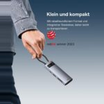 Hand haelt den kompakten USB-C-Hub mit integriertem Anschlusskabel