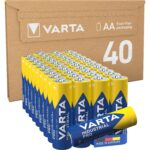 Vierzig VARTA Industrial Pro AA-Batterien vor der Kartonverpackung mit der Aufschrift 40