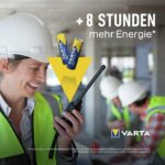Bauarbeiterin mit Funkgeraet und der Herstellerangabe plus acht Stunden mehr Energie mit Fussnote