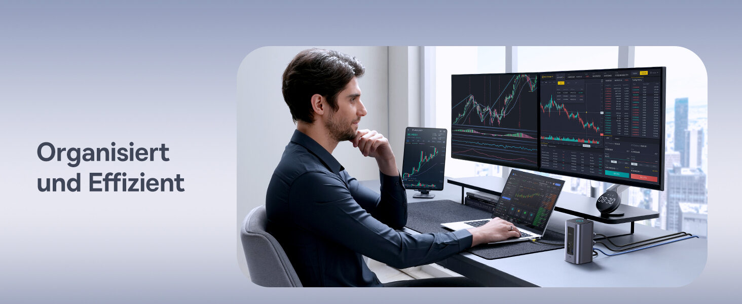 Schreibtisch mit zwei Monitoren voller Kursdiagramme, Laptop und Dockingstation