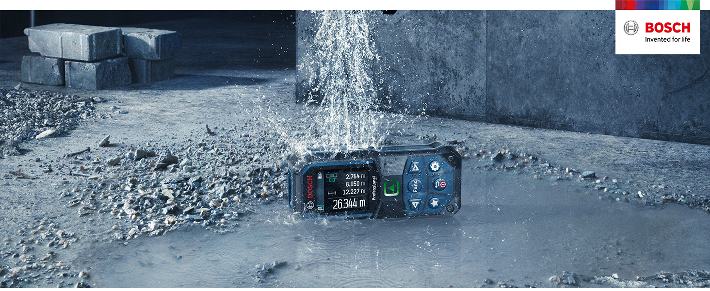 Schwarz-blauer Bosch Professional Laser-Entfernungsmesser GLM 50-23 G mit Farbdisplay, daneben Gürteltasche, Trageschlaufe und zwei AA-Batterien – Detail 1